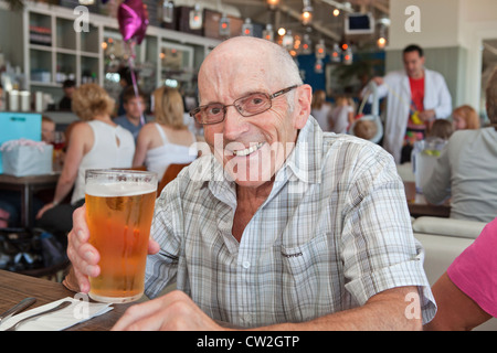 Rentner, die ein Bier genießen Stockfoto