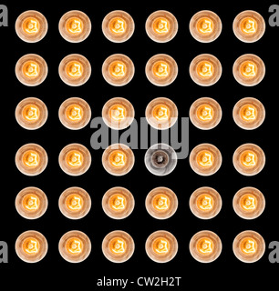 Muster von Glühbirnen beleuchtet von oben genommen isoliert gegen Schwarz mit einem leuchtet nicht Stockfoto