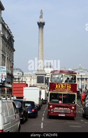 Verkehr am Trafalgar Square London Stockfoto