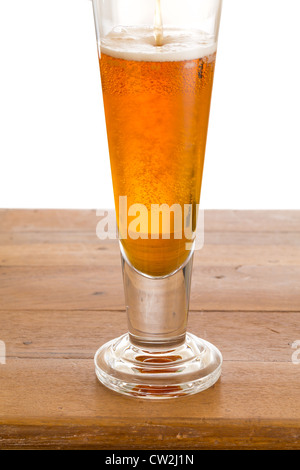Kühlen Glas Bier oder Lager auf einem hölzernen bar oben gegossen Stockfoto