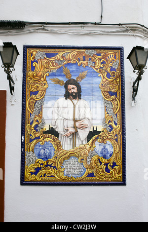 Ein Azulejo Keramik Handarbeit Darstellung Jesu Christi an der Wand neben der Kirche San Francisco, Córdoba, Spanien. Stockfoto