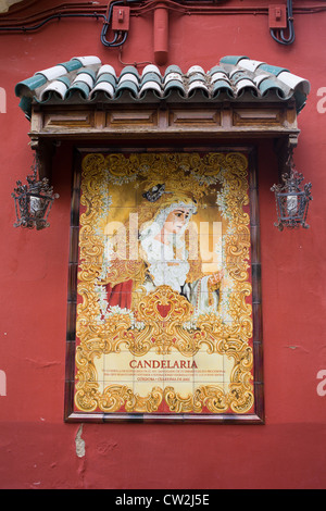 Ein Azulejo Keramik Kacheln an der Wand neben der Kirche San Francisco, Darstellung der Jungfrau von Candelaria, Córdoba, Spanien. Stockfoto