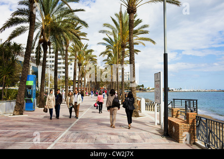 Menschen zu Fuß am Meer promenade in Resort Stadt Marbella an der Costa Del Sol in Spanien, Süden Andalusiens. Stockfoto