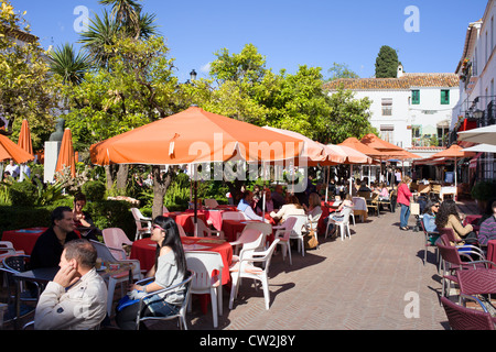 Menschen auf dem Orange-Platz (Spanisch: Plaza de Los Naranjos) Restaurant in Marbella Resort Stadt an der Costa Del Sol in Spanien. Stockfoto