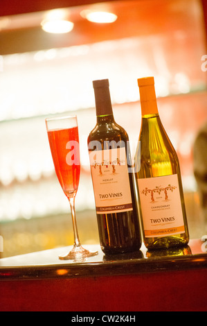 Flaschen Wein und Champagner Glas auf Bar Stockfoto