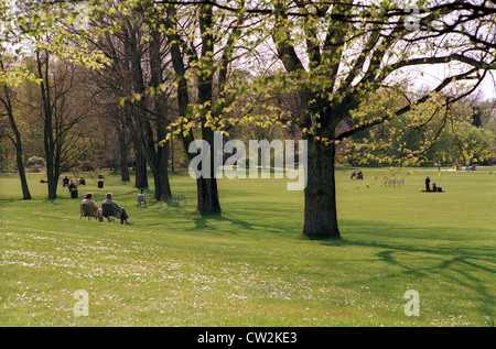 Berlin, Menschen auf Stühlen im Britzer Garten Stockfoto