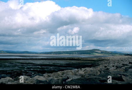 Landschaftsbild mit Blick auf die Lehmflächen von Morecambe Bay, Lancashire in Richtung Lake District in Cumbria, England, Großbritannien. Stockfoto