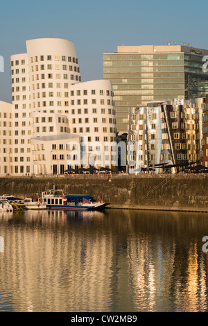 Neuer Zollhof Bauten von Frank Gehry im Medienhafen in Düsseldorf Deutschland Stockfoto