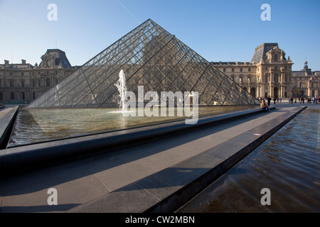Glaspyramide im Musée du Louvre, Paris, Frankreich. Stockfoto