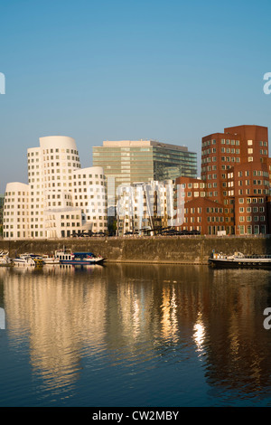 Neuer Zollhof Bauten von Frank Gehry im Medienhafen in Düsseldorf Deutschland Stockfoto