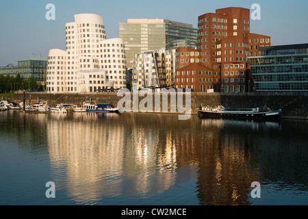 Neuer Zollhof Bauten von Frank Gehry im Medienhafen in Düsseldorf Deutschland Stockfoto