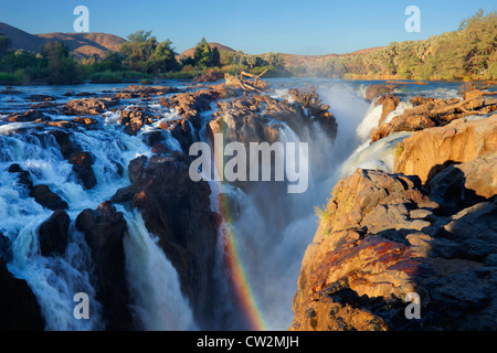 Ein Regenbogen über die Epupa Wasserfälle am Kunene-River.Namibia Stockfoto