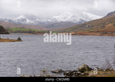 Winter-Blick über Llynnau Mymbyr See in die Berge Snowdon Horseshoe, Capel Y Curig, Snowdonia-Nationalpark, Wales Stockfoto