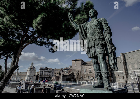 Statue von Kaiser Julius Caesar an der Via dei Fori Imperiali, Rom, Italien Stockfoto