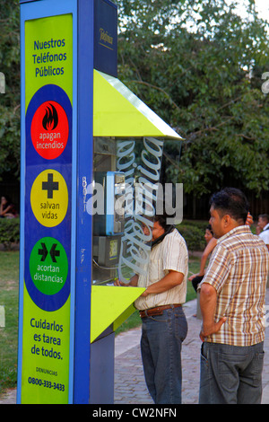 Mendoza Argentinien, Avenida San Martin, öffentliche Telefonzelle, Bezahltelefon, Privatsphäre-Abzugshaube, Kiosk, hispanischer Mann Männer männliche Erwachsene, wartend, sprechend, conversatio Stockfoto