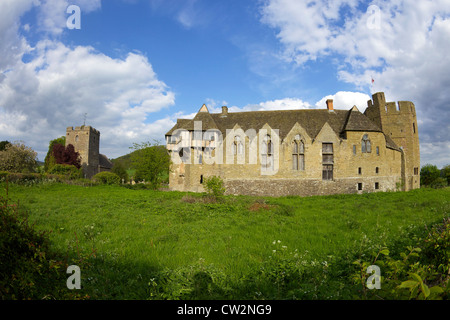 Stokesay Castle befestigten mittelalterlichen Herrenhaus und Kirche in der Frühlingssonne, Shropshire, England, Vereinigtes Königreich, UK, GB, Stockfoto