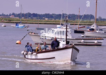 Die Bawdsey Fähre zwischen CurtissBoote Fähre und Bawdsey quer über der Mündung des River Deben, Suffolk. Stockfoto