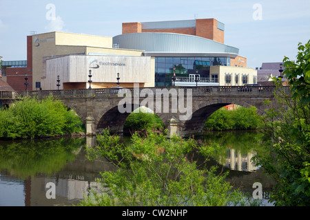 Theatre Severn auf der Welsh-Brücke in der Frühlingssonne, Shrewsbury, Shropshire, England, Vereinigtes Königreich, UK, Großbritannien, GB Stockfoto