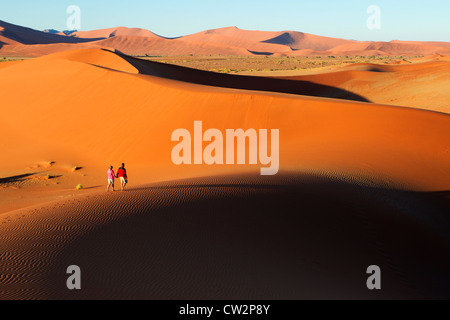 Paare, die am Rand der Sanddünen, Soussvlei, Namibia. Stockfoto