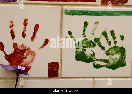 Wand der handbemalten Fliesen, Kinder Bereich, Oklahoma Memorial & Nationalmuseum, in Erinnerung an die tragischen 1995 Bombardierung, Oklahoma City Stockfoto