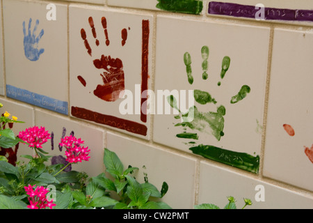 Wand der handbemalten Fliesen, Kinder Bereich, Oklahoma Memorial & Nationalmuseum, in Erinnerung an die tragischen 1995 Bombardierung, Oklahoma City Stockfoto