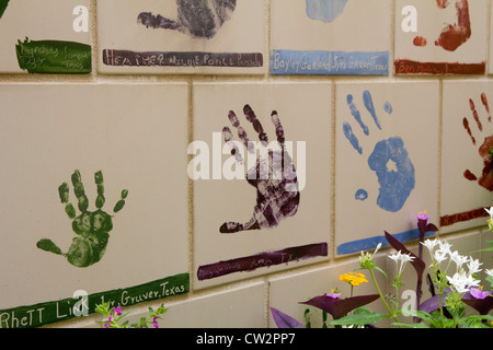 Wand der handbemalten Fliesen, Kinder Bereich, Oklahoma Memorial & Nationalmuseum, in Erinnerung an die tragischen 1995 Bombardierung, Oklahoma City Stockfoto