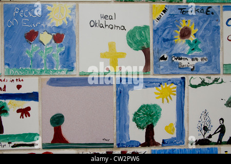 Wand der handbemalten Fliesen, Kinder Bereich, Oklahoma Memorial & Nationalmuseum, in Erinnerung an die tragischen 1995 Bombardierung, Oklahoma City Stockfoto