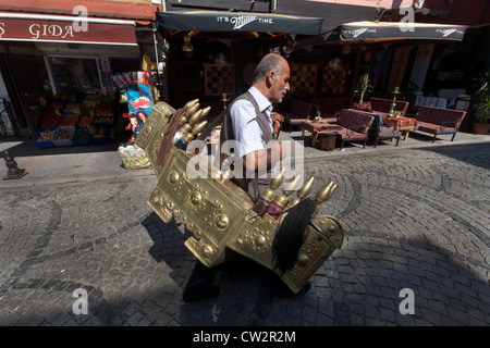 Schuh-Polierer, die zu Fuß in den Straßen von Istanbul, Türkei Stockfoto