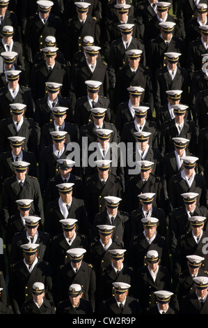 Midshipmen aus der US-Marineakademie März auf Lincoln Financial Field vor dem 2006 Army Navy Spiel. Philadelphia PA. Stockfoto