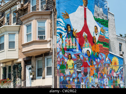 Attraktive Wandbild an der Seite eines städtischen Zeile nach Hause, Philadelphia, Pennsylvania, USA Stockfoto