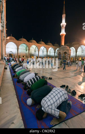 Islamische Männer beten, blaue Moschee, Istanbul-Türkei Stockfoto