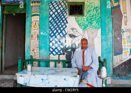 Mann Rauchen Shisha Westbank von Luxor Ägypten Stockfoto