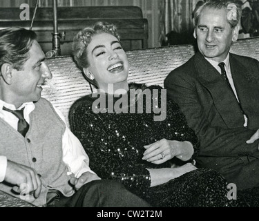 JOAN CRAWFORD U.S. Schauspielerin mit Freunden über 1960 Stockfoto