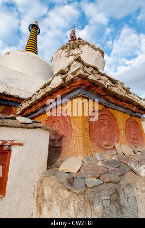 Ein Detail des weißen und bemalten Chörten mit Basrelief Schnitzerei im Gästehaus Kloster in Ladakh, Indien Stockfoto