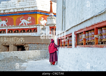 Ladakh Frau mit Zöpfen drehen Gebetsmühlen am Morgen im Gästehaus Kloster in Ladakh, Indien Stockfoto