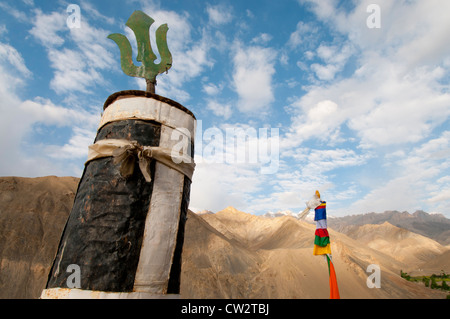 Gebet-Pol und Pol bedeckt Gebetsfahnen gegen braunen Berge im Gästehaus Kloster in Ladakh, Indien Stockfoto