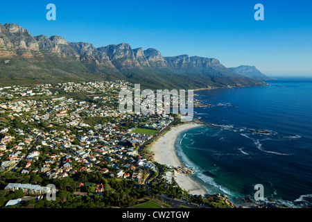 Luftaufnahme von Camps Bay mit Blick auf die zwölf Apostel Bergkette. Cape Town.South Afrika Stockfoto