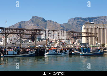 Schiffe vor Anker im Hafen von Kapstadt, Südafrika Stockfoto