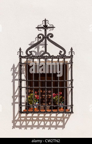 Antequera, Andalusien, Andalusien, Spanien, Europa. Typische Fenster und Grill am weißen Haus in der Altstadt. Stockfoto