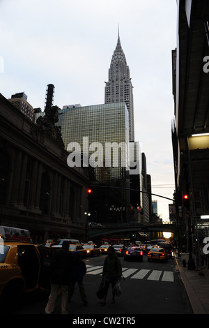 Dämmerung Porträt zum Grand Central Terminal & Chrysler Building, Mann & 2 Kinder stehen öffnen Taxi, East 42nd Street, New York Stockfoto