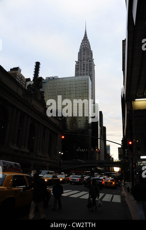 Dämmerung Porträt zum Grand Central Terminal & Chrysler Building, Mann & 2 Schulkinder stehen taxi, East 42nd Street, New York Stockfoto