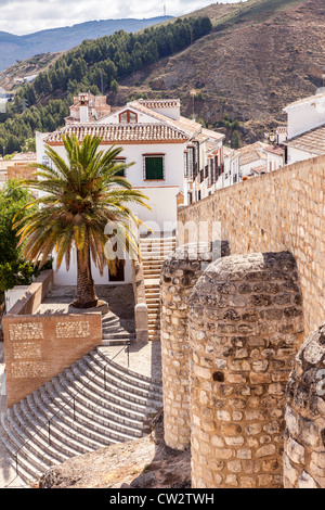 Antequera, Andalusien, Andalusien, Spanien, Europa. Blick auf traditionellen weißen Häusern und sonnigen Schritte bis zur alten Stadtmauer Stockfoto