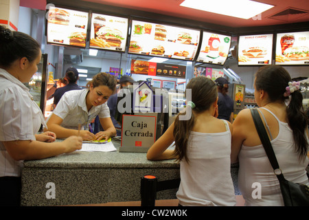 Mendoza Argentinien, Avenida San Martin, McDonald's, Burger, Hamburger, Fast-Food-Restaurant, Restaurants, Essen, Speisen, Essen gehen, globales Unternehmen, Theke, Menü, Schild Stockfoto