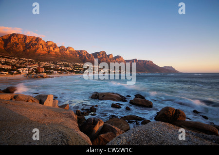 Camps Bay Strand mit Blick auf die zwölf Apostel Bergkette. Cape Town.South Afrika Stockfoto