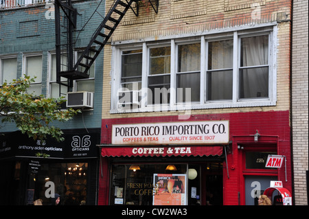 Bürgersteig rot bemalte Fassade elektrische Lichter Ansichtsfenster Porto Rico importieren Co, St. Mark's Place, East Village, New York Stockfoto