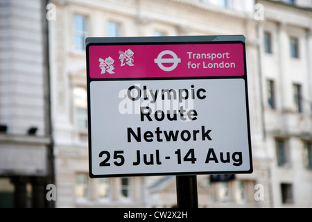 London, UK - 26. Juli 2012: Olympische Streckennetz Zeichen in Westminster. Das Netzwerk betreiben vom 25. Juli bis 14. August Stockfoto