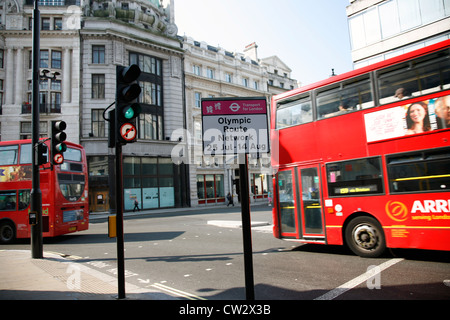 London, UK - 26. Juli 2012: Olympische Streckennetz Zeichen in Westminster. Das Netzwerk betreiben vom 25. Juli bis 14. August Stockfoto