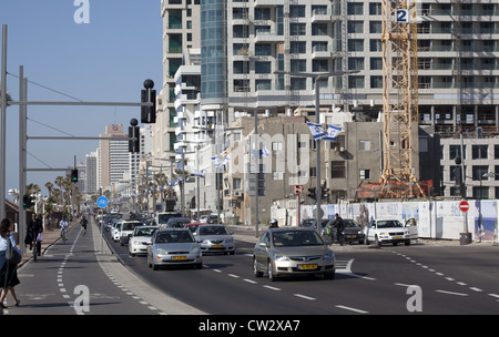 Radweg und den Verkehr auf Retsif Herbert Samuel Street, Tel Aviv, Israel Stockfoto