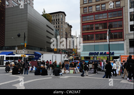 Grauen Himmelsblick auf Broadway und Grace Church, Menschen gehen, Kunst Ständen, Bus, van, East 14th Street, Union Square, New York Stockfoto