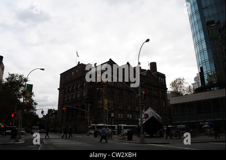 Grauen Himmel Blick elektrisches Licht Cooper Union Building, Würfel Skulptur, East 8th Street at Lafayette Street, East Village, New York Stockfoto